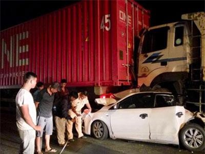 TPHCM: Container bị nổ bình khí, mất phanh, gây tai nạn liên hoàn