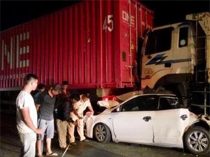 TPHCM: Container bị nổ bình khí, mất phanh, gây tai nạn liên hoàn
