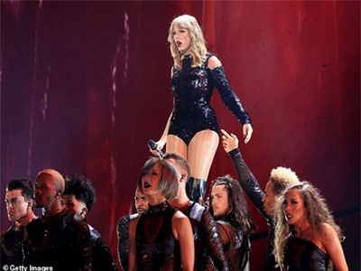 Ed Sheeran và Taylor Swift kiếm bộn tiền trong năm 2018