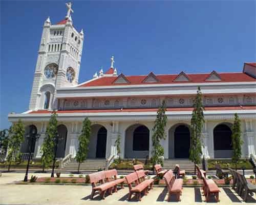 Kiến trúc tuyệt đẹp của nhà thờ cổ gần Nha Trang