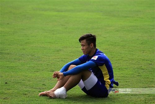 Quế Ngọc Hải chấn thương, buồn bã nhìn đồng đội tập luyện