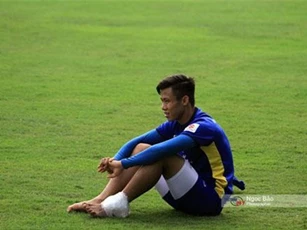 Quế Ngọc Hải chấn thương, buồn bã nhìn đồng đội tập luyện