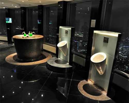 Những nguyên tắc 'lạ' khi sử dụng nhà vệ sinh công cộng trên thế giới