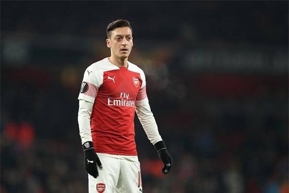 Mesut Ozil sắp bị tống khứ khỏi Arsenal?
