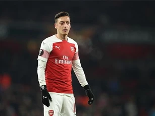 Mesut Ozil sắp bị tống khứ khỏi Arsenal?