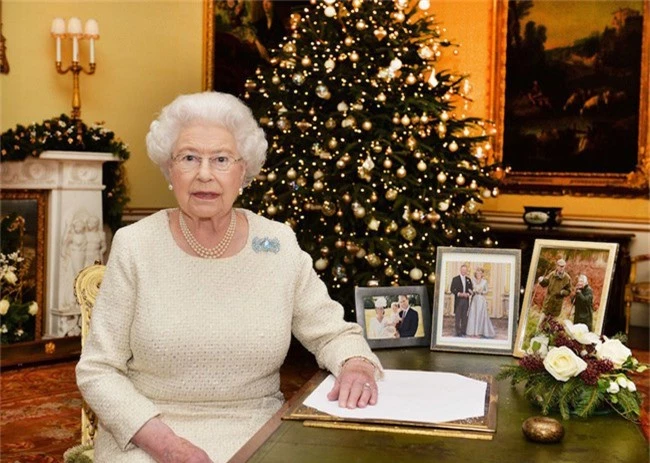 Nữ hoàng Anh luôn xuất hiện với những bức ảnh gia đình đặt trên bàn làm việc trong ngày Giáng sinh.