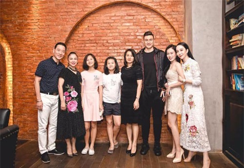 Thủ môn Đặng Văn Lâm rơi nước mắt nhớ ngày xưa gian khó cùng gia đình Linh Nga