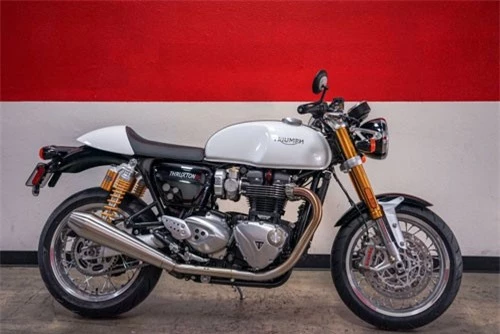 Chi tiết môtô giá 595 triệu đồng tại Việt Nam. Triumph Thruxton 1200 R là mẫu môtô phong cách Cafe racer được trang bị động cơ dung tích 1.200cc. Tại thị trường Việt Nam, nó có giá bán từ 595 triệu đồng. (CHI TIẾT)