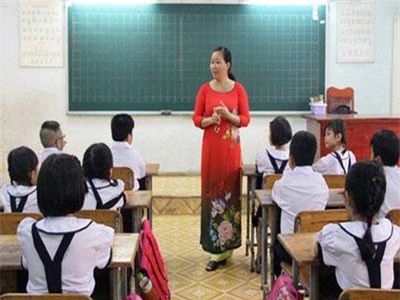 Thiếu giáo viên, nhiều trường học phải mời cả người về hưu quay lại giảng dạy