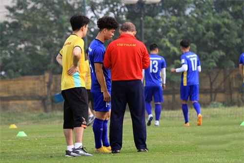 Clip: Thầy Park ‘chăm sóc đặc biệt’ cho Công Phượng và Xuân Trường