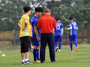 Clip: Thầy Park ‘chăm sóc đặc biệt’ cho Công Phượng và Xuân Trường