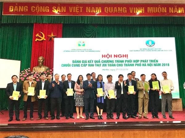 Sở NN&PTNT Hà Nội trao Biên bản ghi nhớ hợp tác về quản lý chất lượng sản phẩm nông lâm thủy sản có truy xuất nguồn gốc với 21 tỉnh, thành phố. (Ảnh: Ánh Tuyết)