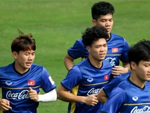 Clip: Công Phượng khoe tóc mới cực ngầu khi hội quân cùng ĐT Việt Nam