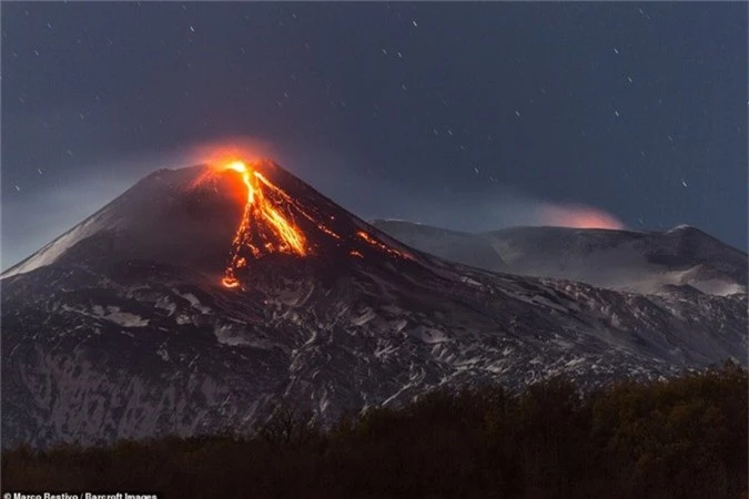 Núi lửa Etna ở đảo Sicily (Italy) mới đây “thức giấc” vào sáng sớm 19/12, phun cột tro bụi và dung nham. Những hình ảnh cho thấy rõ cảnh núi lửa 700.000 năm tuổi, hoạt động mạnh nhất và nổi tiếng nhất châu Âu phun chảy dung nham đỏ rực. Mỗi năm, Etna sản sinh lượng dung nham đủ để lấp đầy một tòa nhà cao 108 tầng, hàng tấn đất đá đổ khắp đảo Sicily.