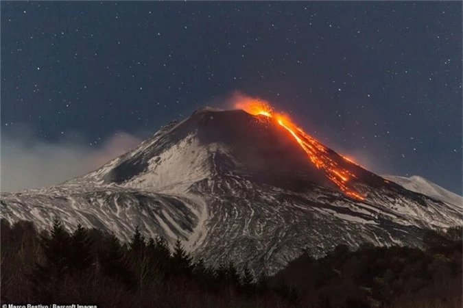 Mỗi năm, Etna cũng sản sinh khoảng 7 triệu tấn hơi nước, carbon dioxit và lưu huỳnh dioxit. Hình ảnh núi lửa phun trào được chụp ở vị trí cách đó khoảng vài km. Núi lửa Etna nằm trên bờ biển phía đông của quần đảo Sicily, nơi sinh sống của hơn 5 triệu người và cũng là một trong những hòn đảo đông dân cư nhất ở Địa Trung Hải.