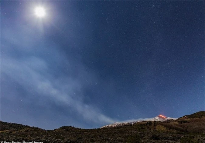 Etna, cao 3.330 m, là ngọn núi lửa cao nhất trên lục địa châu Âu. Đứng từ xa vài mét, người ta vẫn có thể nhìn thấy Etna.