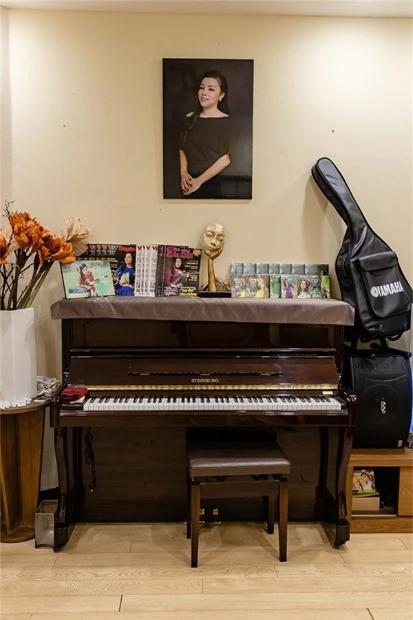 Chiếc dương cầm đặt ở vị trí trang trọng ở phòng khách là góc mà NSƯT Tố Nga yêu thích nhất.