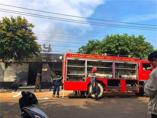 Cháy nhà hàng ở Đồng Nai chiều nay, 6 người chết - Ảnh 1.