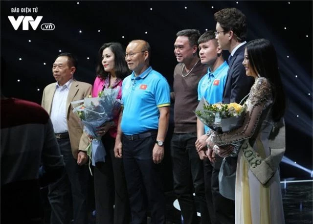 Quang Hải U23 Việt Nam, Hoa hậu Phương Khánh bị bủa vây trên trường quay Dấu ấn 2018 - Ảnh 3.