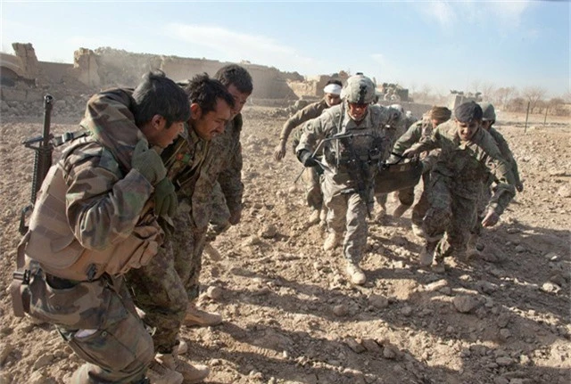  Các binh sĩ Mỹ hỗ trợ cấp cứu các binh sĩ Afghanistan bị thương. (Ảnh: New York Times) 