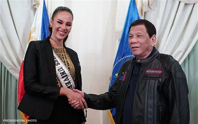 Tân Hoa hậu Hoàn vũ 2018 được Tổng thống Philippines đích thân chào đón và tặng hoa khi về nước - Ảnh 3.