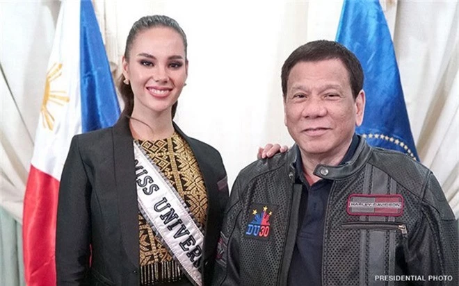 Tân Hoa hậu Hoàn vũ 2018 được Tổng thống Philippines đích thân chào đón và tặng hoa khi về nước - Ảnh 4.