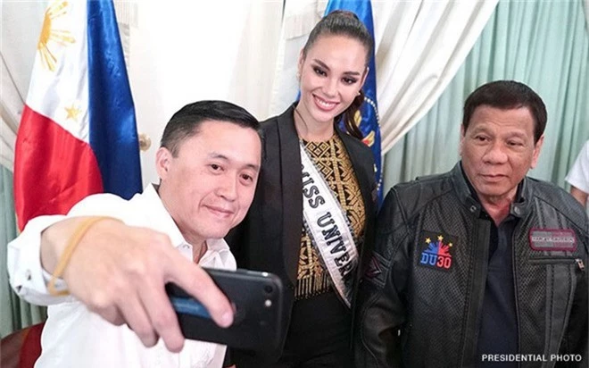 Tân Hoa hậu Hoàn vũ 2018 được Tổng thống Philippines đích thân chào đón và tặng hoa khi về nước - Ảnh 5.