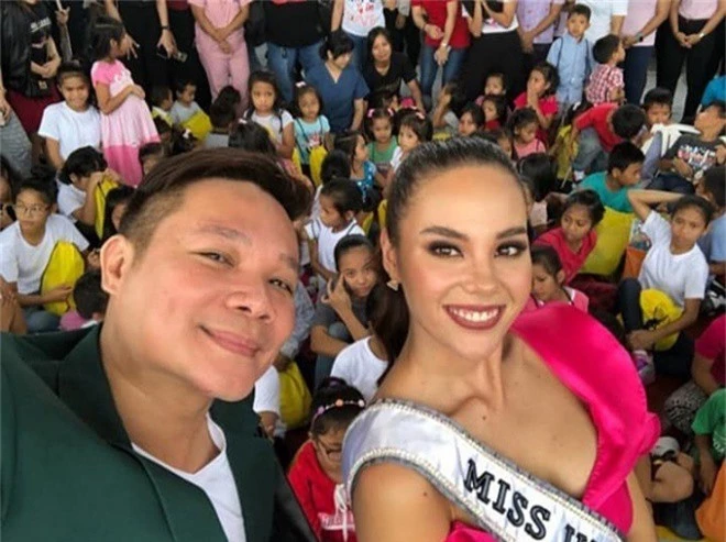 Tân Hoa hậu Hoàn vũ 2018 được Tổng thống Philippines đích thân chào đón và tặng hoa khi về nước - Ảnh 8.