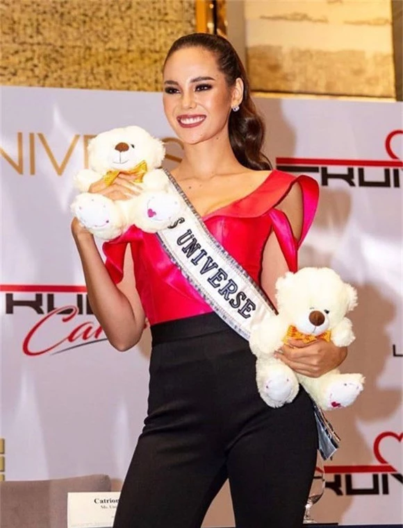 Tân Hoa hậu Hoàn vũ 2018 được Tổng thống Philippines đích thân chào đón và tặng hoa khi về nước - Ảnh 9.