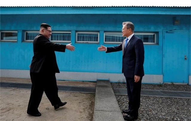  Màn bắt tay lịch sử của Tổng thống Hàn Quốc Moon Jae-in và nhà lãnh đạo Triều Tiên Kim Jong-un tại đường ranh giới ở làng đình chiến Bàn Môn Điếm thuộc khu phi quân sự liên Triều trong cuộc gặp thượng đỉnh vào ngày 27/4. 