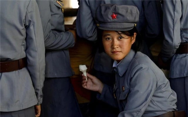  Một nữ quân nhân Triều Tiên ăn kem khi tới thăm sở thú ở thủ đô Bình Nhưỡng hồi tháng 9. 