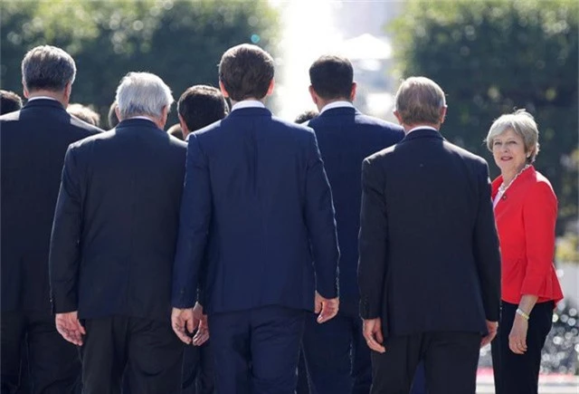  Thủ tướng Anh Theresa May chụp ảnh lưu niệm chung với các nhà lãnh đạo Liên minh châu Âu tại cuộc họp thượng đỉnh ở Áo ngày 20/9. 