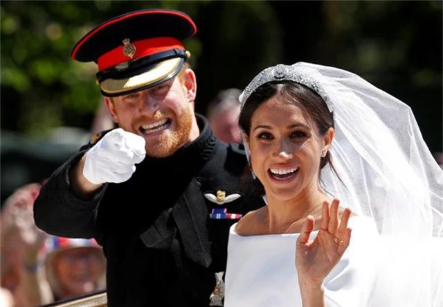  Hoàng tử Anh Harry ngồi cạnh bạn gái Meghan trên xe ngựa trong lễ cưới hoàng gia tại cung điện Windsor ngày 19/5. 