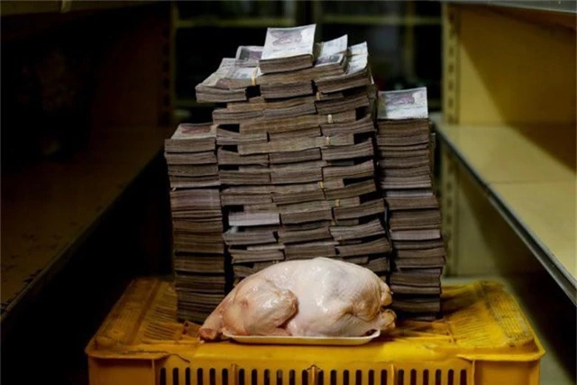  Bức ảnh lột tả tình trạng siêu lạm phát tại Venezuela. Một con gà nặng 2,4 kg có giá 14,6 triệu bolivar tại một siêu thị ở Caracas. 