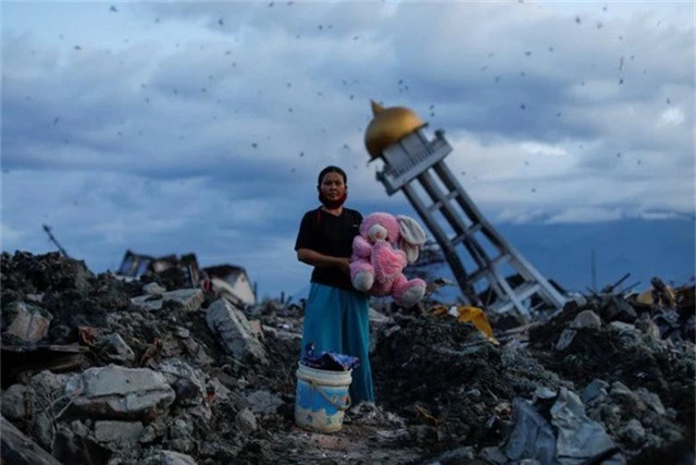  Một phụ nữ mất 3 đứa con sau trận động đất tại Palu, Indonesia hồi tháng 10 đứng ở nơi căn nhà của gia đình cô bị phá hủy. 