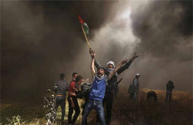  Những người biểu tình Palestine la hét trong vụ đụng độ với binh sĩ Israel để đòi lại đất ở biên giới tại Gaza hồi tháng 4. 