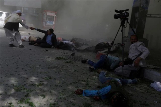  Các nhà báo Afghanistan nằm bất tỉnh trên mặt đất sau vụ đánh bom ở Kabul, Afghanistan hôm 30/4. 9 nhà báo, phóng viên ảnh và quay phim đã thiệt mạng khi đưa tin về vụ đánh bom này. 