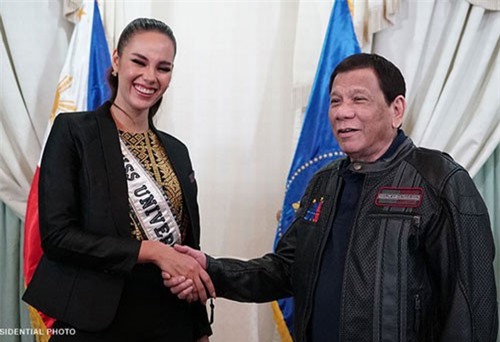Tân Hoa hậu Hoàn vũ 2018 được Tổng thống Philippines đích thân chào đón và tặng hoa khi về nước