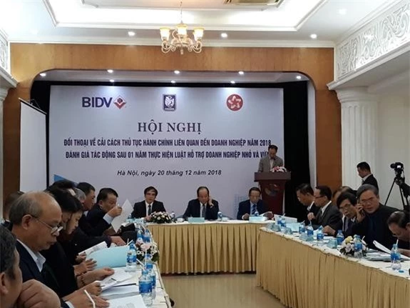 Các đồng chí Chủ trì Hội nghị, gồm: Bộ trưởng Mai Tiến Dũng - Ủy viên BCH TW Đảng, Bộ trưởng Chủ nhiệm Văn phòng Chính phủ, Chủ tịch Hội đồng Tư vấn CCTTHC (giữa); Nguyễn Văn Thân - Phó Chủ tịch Hội đồng Tư vấn CCTTHC, Chủ tịch VINASME (phải); Tô Hoài Nam - Phó Chủ tịch Thường trực kiêm Tổng Thư ký VINASME. 