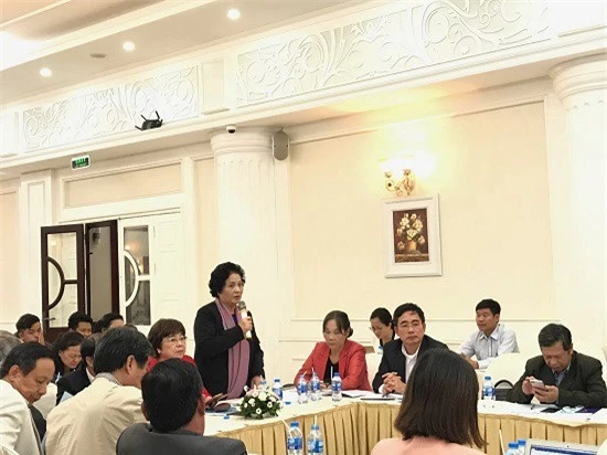 Bà Mai Thị Thùy (đứng) - Chủ tịch Hội nữ doanh nghiệp nhỏ và vừa thành phố Hà Nội. (Ảnh: Ánh Tuyết)