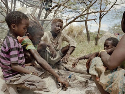 Ảnh lột tả cuộc sống kỳ lạ của bộ lạc săn bắn cuối cùng ở Tanzania