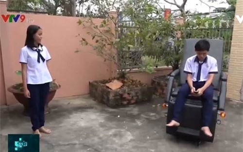 Học sinh chế tạo xe lăn thông minh cho người già, người khuyết tật