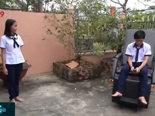 Học sinh chế tạo xe lăn thông minh cho người già, người khuyết tật