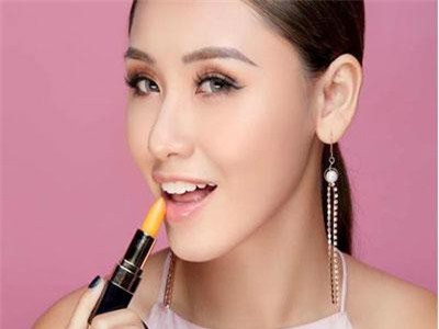 Bắt bài tuyệt chiêu trang điểm thần thánh của các chuyên gia make-up