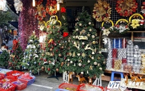 Nhiều mặt hàng phục vụ Noel tăng giá