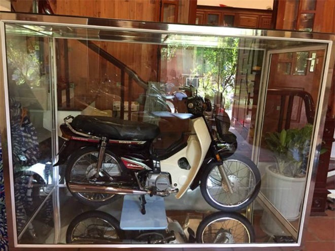 Ngắm Honda Dream 1995 trong tủ kính, giá 8 cây vàng của dân chơi Hà Nội