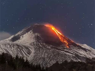 Cận cảnh núi lửa Etna nổi tiếng nhất châu Âu phun trào dung nham đỏ rực