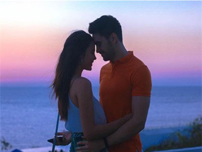 Mối tình thanh mai trúc mã của tân Hoa hậu Hoàn vũ và hot boy cùng tuổi