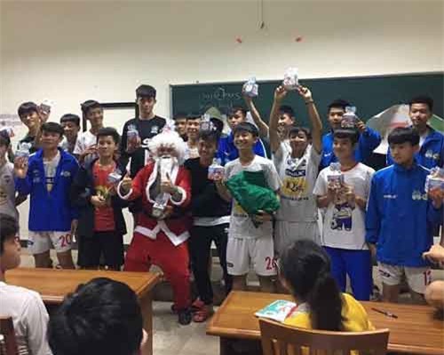 Bầu Đức tổ chức Noel cho đàn em của Công Phượng