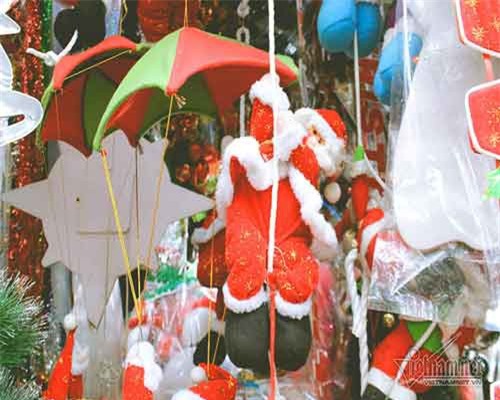 Những ông già Noel lượn khắp phố và giấc mơ đứt gãy của trẻ Việt